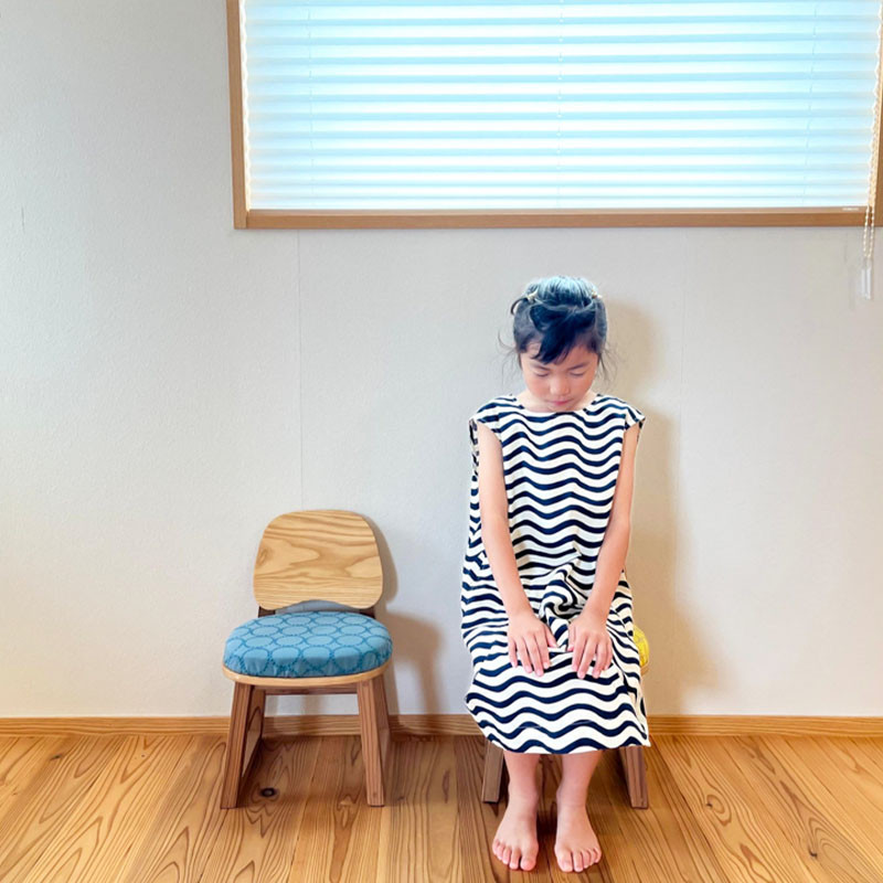 子どものいす ( ミナペルホネン柄 )  ( まごまごの椅子 キッズ用 子ども用 チェア ダイニング インテリア 玄関 木製 腰掛 イス 無垢材 杉 ホワイトアッシュ 家具 おしゃれ 人気 おすすめ 新生活 一人暮らし 国産 )