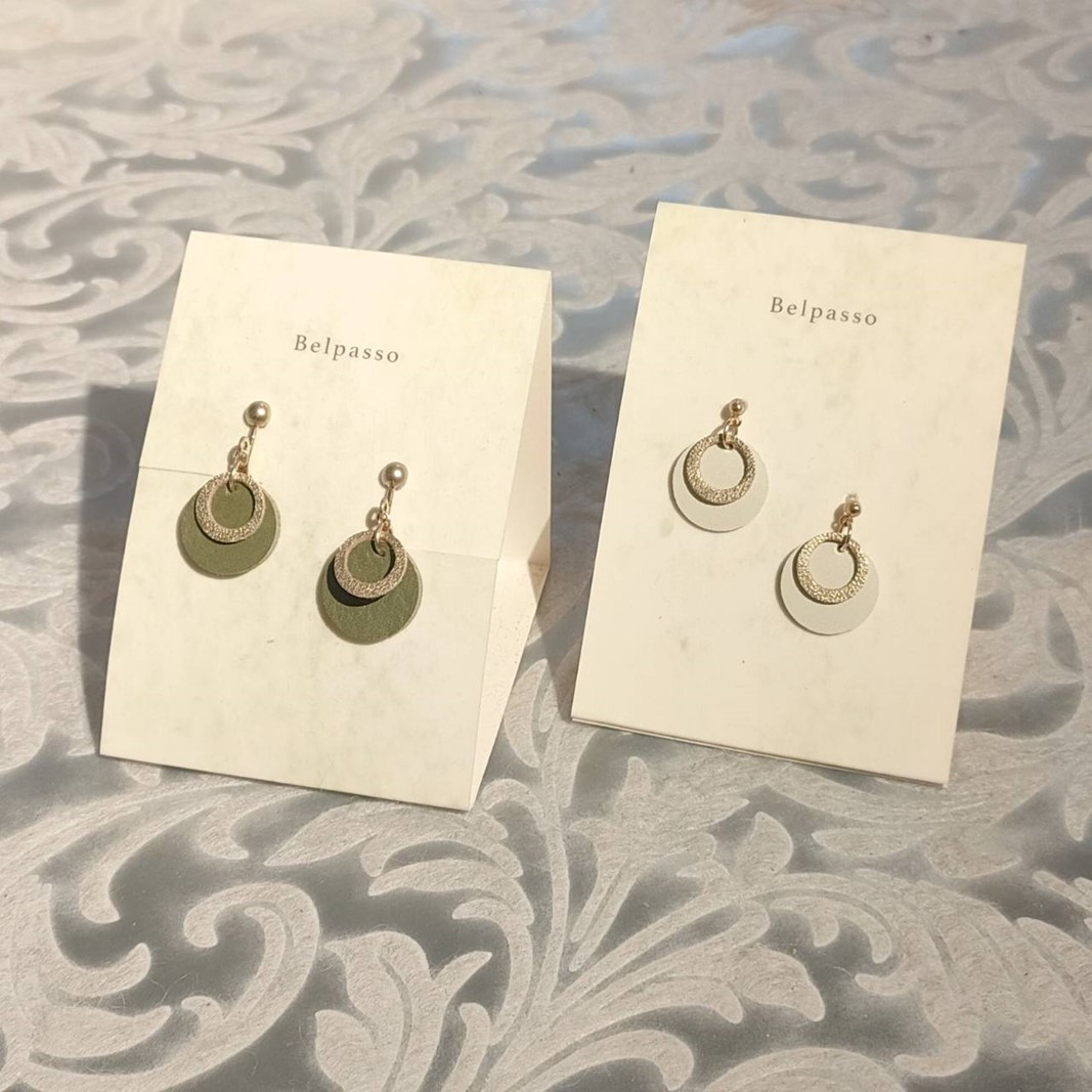 革で作るBelpassoのイヤリング・ピアス（イヤリング ネイビー）アクセサリー 革 イヤリング ハンドメイド ファッション 手作り おしゃれ 両耳用 雑貨 レザー 女性 ネイビー 東京 新宿 神楽坂 0043-004-S05-4