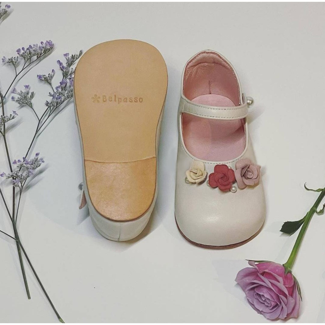 革で作る赤ちゃんのファーストシューズ 水色 ファーストシューズ 靴 シューズ 赤ちゃん 誕生日 誕生祝い 出産祝い プレゼント ギフト ハンドメイド ベビーシューズ 贈り物 子供靴 お祝い 革 東京 新宿 神楽坂 0043-003-S05-3