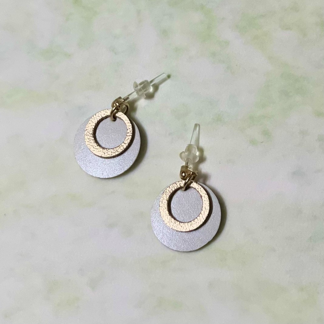 革で作るBelpassoのイヤリング・ピアス（イヤリング ピンク） アクセサリー 革 イヤリング ピアス ハンドメイド ファッション 手作り おしゃれ 両耳用 雑貨 レザー 女性 ピンク レッド ブルー グリーン ホワイト 東京 新宿 神楽坂 0043-004-S05-1