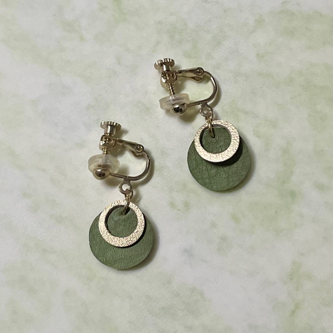 革で作るBelpassoのイヤリング・ピアス(ピアス ブルー) アクセサリー 革 イヤリング ピアス ハンドメイド ファッション 手作り おしゃれ 両耳用 雑貨 レザー 女性 ピンク レッド ブルー グリーン ホワイト 東京 新宿 神楽坂 0043-004-S05-9