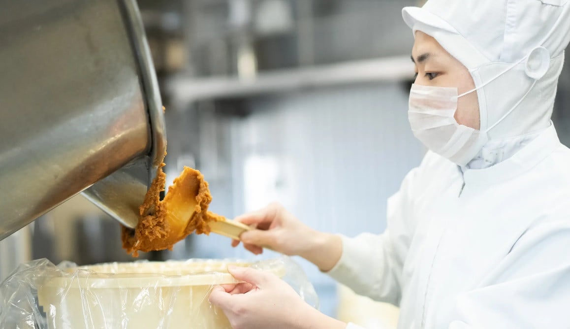 【赤みそ】天然醸造味噌 越後の恵み (300g×5個入) 山崎醸造 | ヤマサキ 味噌 みそ 国内産大豆 魚沼産コシヒカリ 越後みそ 辛口みそ まろやか 調味料 発酵食品 国産 お取り寄せ 新潟県 小千谷市 【0002-0230-01】