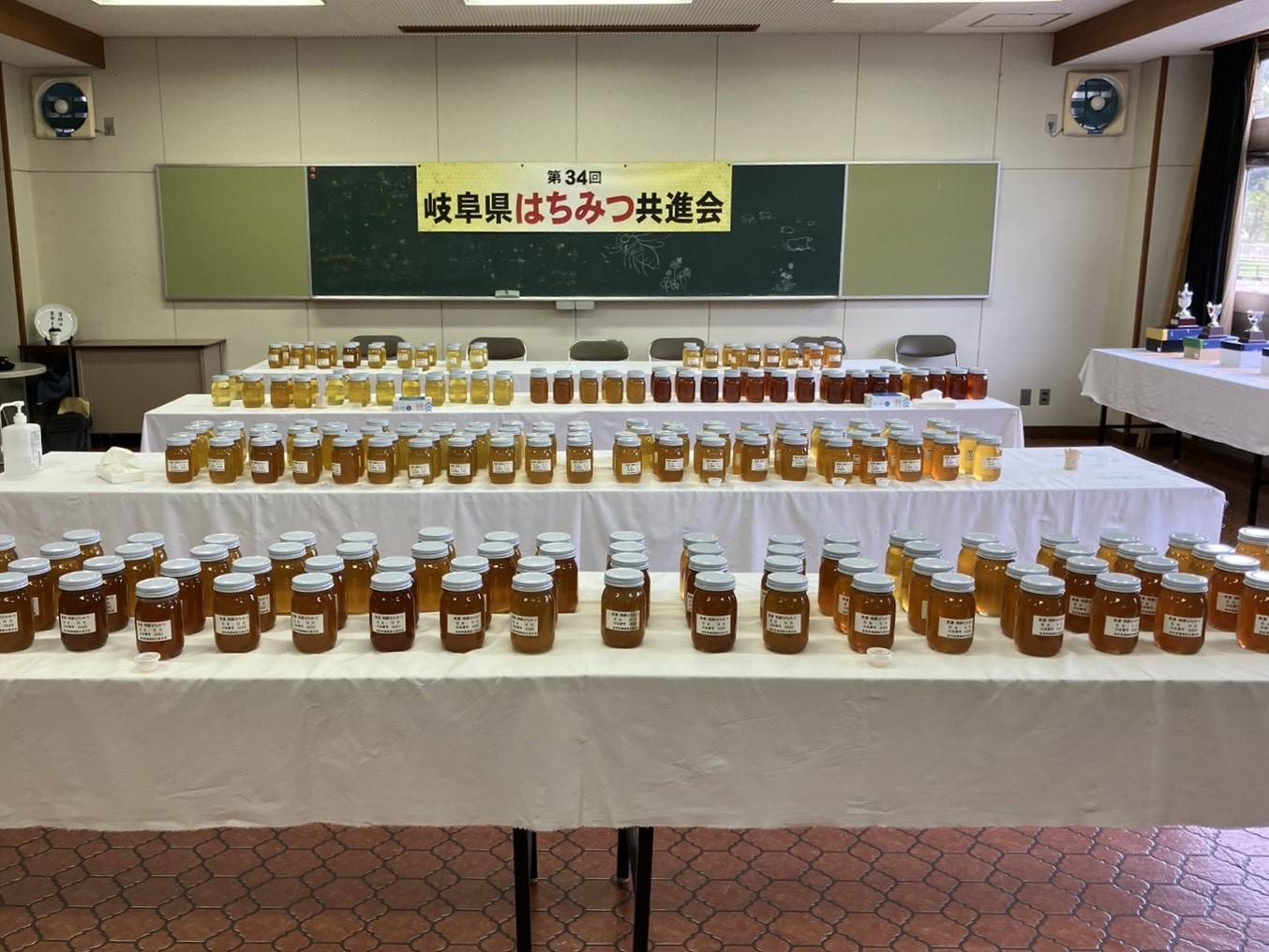 農林水産大臣賞・東海農政局長賞受賞!! 使いやすいプラ容器入り 非加熱生はちみつ 百花 そよご 各300g 計2本 純粋生はちみつ 食べ比べ (369)