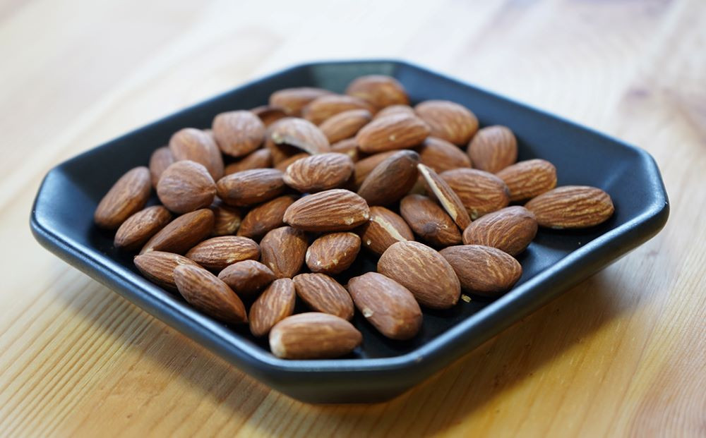 ローストアーモンド 8袋 約74g/袋 計約592g | アーモンド おつまみ ナッツ類 栄養 たんぱく質 食物繊維 無塩 自家焙煎 タンパク質 コレステロール 香ばしい お菓子 コーヒータイム お酒 ギフト プレゼント おすそ分け 贈答用 埼玉県 東松山市 ネイブルホリコシ