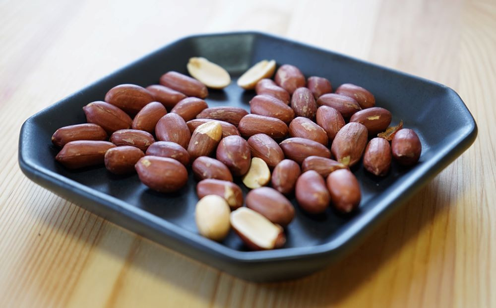 素煎ピーナッツ 8袋 約110g/袋 計約880g | ピーナッツ 落花生 おつまみ ナッツ類 栄養 たんぱく質 食物繊維 自家焙煎 タンパク質 コレステロール 香ばしい お菓子 コーヒータイム お酒 ギフト プレゼント おすそ分け 贈答用 埼玉県 東松山市 ネイブルホリコシ 