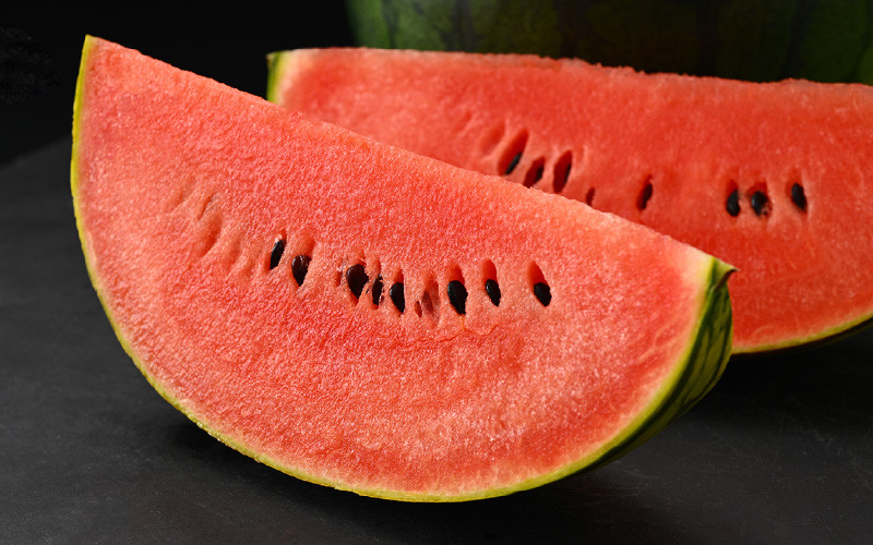 【先行予約】佐藤農園の小玉スイカ ピノガール 2玉（計3kg以上）／福井県 あわら市 フルーツ 夏 果物 西瓜  秀品 農家直送 有機肥料 低農薬 佐藤農園※2026年6月上旬より順次発送予定 [aw069-a008]