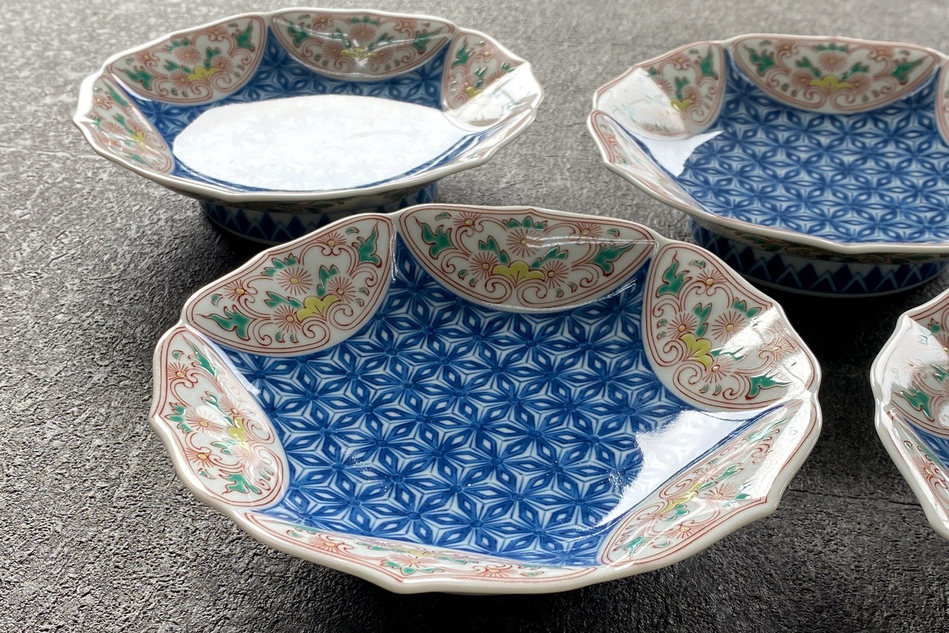 有田焼 其泉 麻の葉地紋 銘々皿 15.5cm 4枚セット【賞美堂本店】器 うつわ 食器 取皿 4枚 セット お祝い 縁起物 贈答 ギフト 電子レンジ対応 食洗機対応 A60-96