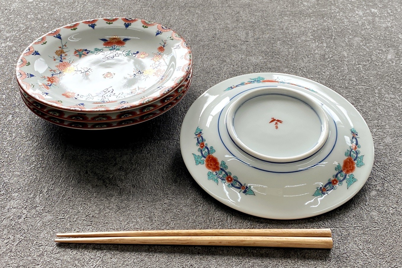 有田焼 其泉 梅菊文和皿 18.5cm 4枚セット【賞美堂本店】器 うつわ 食器 皿 取皿 プレート 赤絵 お正月 お祝い モダン 食洗機対応 A90-38