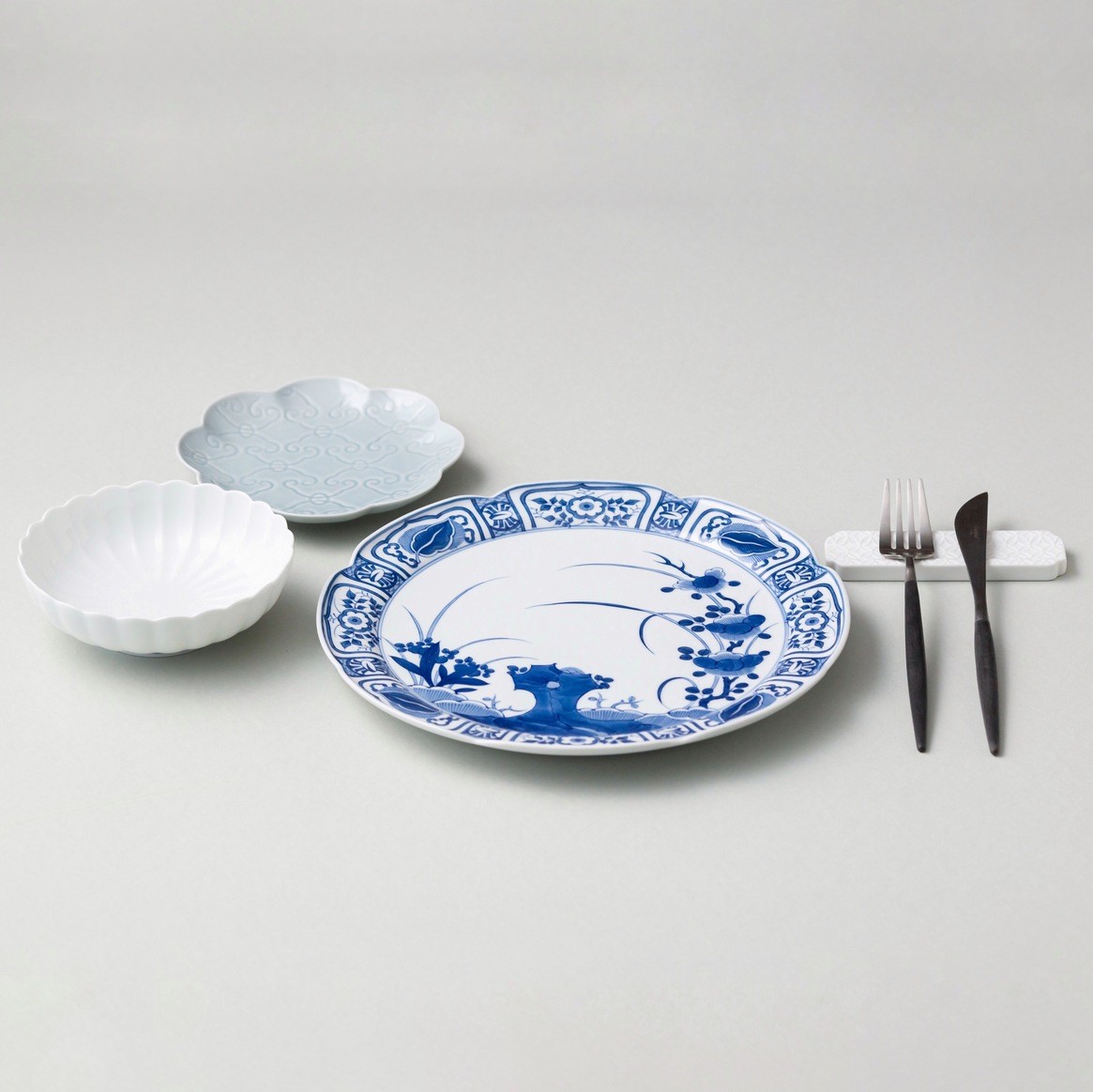 有田焼 其泉 シックな花型皿 4点セット【賞美堂本店】食器 器 うつわ プレート 小皿 取皿 4枚 セット 染付 白磁 ディナープレート 使いやすい器 コーディネート 食器セット 電子レンジ対応 食洗機対応 A55-126