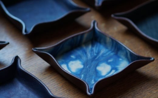 レザートレイ「レセプシオン・デミ」 薄藍 瀬戸内の空 天然藍染め・福山レザー 自社一貫製造 レザートレイ 革 トレー アクセサリー 鍵 時計 小物置き 藍染 レザートレイ 革 トレー アクセサリー 鍵 時計 小物置き 藍染 福山レザー おしゃれ かわいい デザイン ファッション 贈り物 ギフト プレゼント 人気 おすすめ 日本製 広島県福山市/株式会社サード [BACM012]