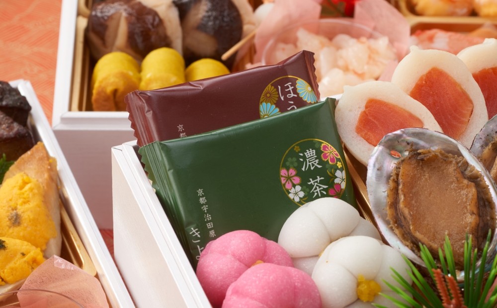 京都 和洋折衷 おせち 与段重(67品目、4~6人前)冷凍【先行予約/数量限定】12月29日か30日配送(日時指定不可)〈本物の抹茶・ほうじ茶チョコ入り、おせち、おせち料理、冷凍おせち、家族向けおせち、子どもおせち、ふるさと納税限定おせち 4段重 四段重 4人前 5人前 6人前〉 S6802