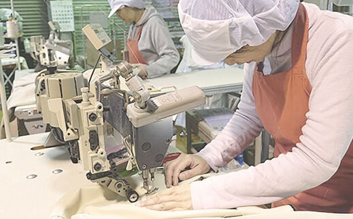 カーテンくれない 【ココア（幅）90cm×（丈）230cm】リビング階段や玄関の間仕切りに「スリットカーテン」 既製サービスサイズ カーテン 贈答 ギフト 産地直送 取り寄せ 送料無料 大阪 大阪府高槻市/カーテンくれない [AOAG021]おしゃれ 個性的 インテリア リビング カーテン 遮光 防音 断熱 省エネ リビング ダイニング リビングダイニング