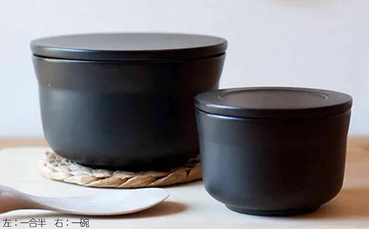 【萬古焼(ばんこやき)】ごはんを美味しく保存するスタイリッシュなおひつ 4th-market ヤソハチ お櫃 一合半 黒1個【八十八、おひつ、米、新米、レンジ、保温、保冷、万能、おしゃれ、かわいい、結婚祝、出産祝、セット、贈答、普段使い、手作り、一人用、家庭用、一人暮らし、家族、ファミリー、新生活、三重県 四日市市 ふるさと納税】