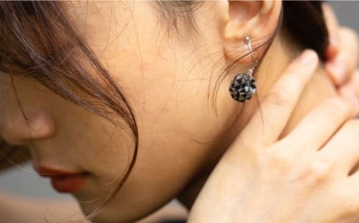 ピアス イヤリング (E)vd02-007 Balle 鱗 ブラック イヤリング 美濃和紙 アクセサリー レジン ガラスビーズ 真鍮 両耳用 手作り プレゼント 耳飾り かわいい おしゃれ ギフト おすすめ 人気 レディース 和雑貨 和装 着物 浴衣 軽い 揺れる 花 フラワーモチーフ 鈴蘭 すずらん ホワイト 白 上品 繊細 誕生日 記念日 母の日 岐阜市/家田紙工 [ANCA026]