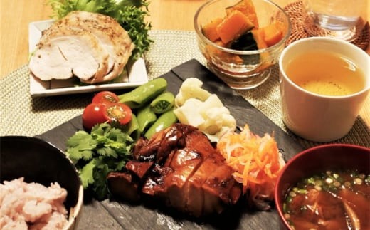 【12回定期便】 鶏肉 朝挽き 清流美どり バラエティ5点セット 若鶏 お取り寄せ お肉 ディナー おかず ダイエット 筋トレ 岐阜 ギフト プレゼント 贈り物 贈答 おすすめ 人気 12ヶ月 12回 1年 定期便 詰め合わせ セット 鶏チャーシュー 照り焼き サラダチキン 燻製 プレーン オリーブマスタード 鮮度抜群 真空パック 冷凍 岐阜市 / 若鶏の春近 [ANDL014]