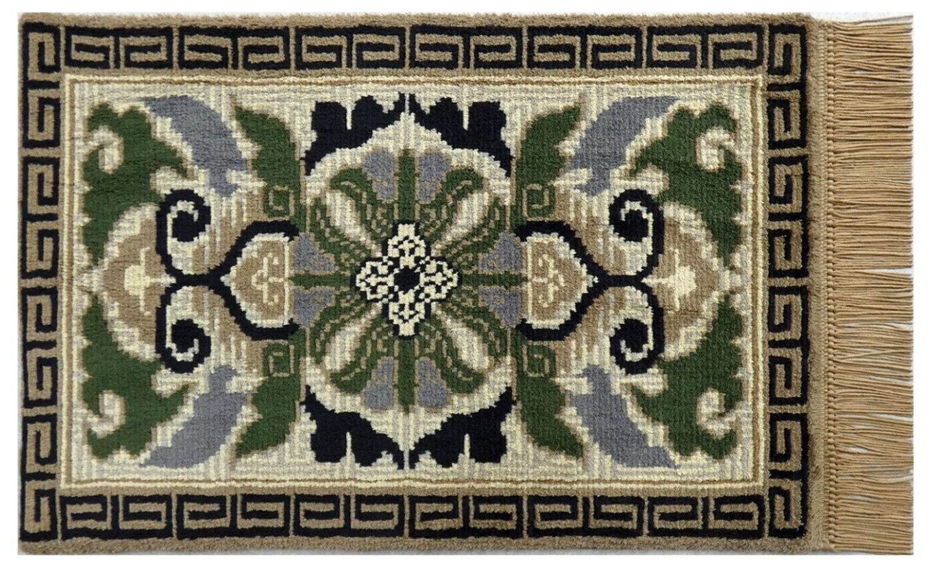 【受注生産】鍋島緞通［手織］蟹牡丹紗綾形地縁雷文/灰地青　1枚（60×90㎝、毛足2㎝）［A0015-0027］