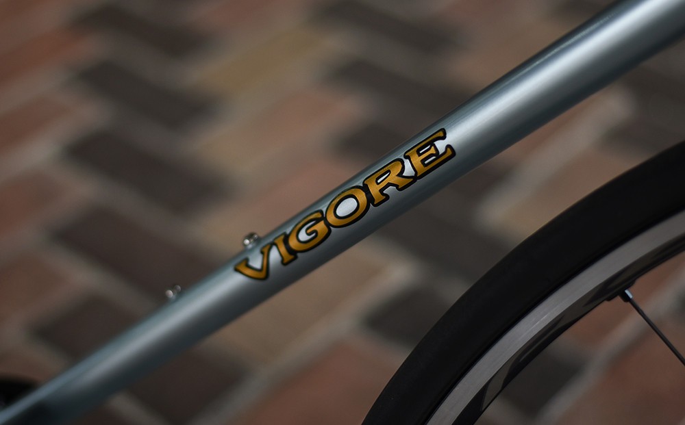 【高島屋選定品】＜VIGORE＞ラグ付きハンドメイドロードバイク「70next」Di2｜京都 自転車 ロードバイク 人気ブランド［ 自転車 ロードバイク クラシカル 最先端 おすすめ 高級 スポーツ アウトドア ツーリング サイクリング お取り寄せ 通販 送料無料 ふるさと納税 ］