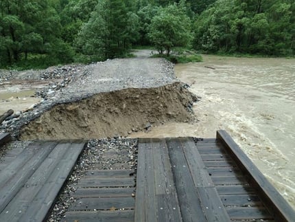 豪雨で寸断された徳沢仮設道（仮設橋から撮影）