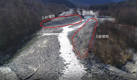 土砂堤防により単調化してしまった梓川