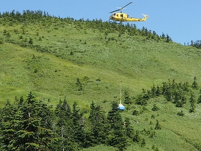 ヘリコプターでの資材運搬
