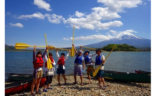 雄大な富士山をバックにカナディアンカヌーで湖を満喫！