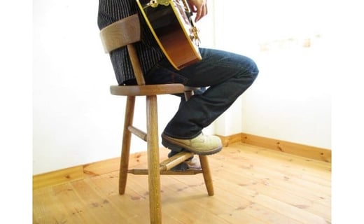 L-1　ギタリストのための椅子（ギター演奏用椅子）