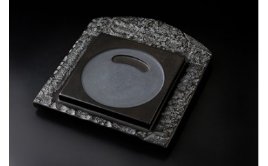 現代の名工が製作した 若田石自然石台付方円硯