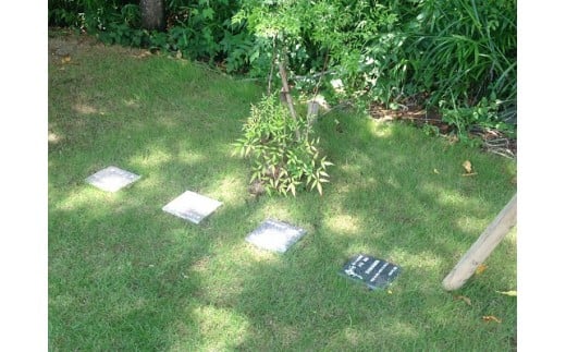 樹木葬「桜花廟」のプレート墓石（20cm×20cm）イメージです。