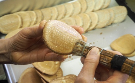 棕櫚（しゅろ）と呼ばれる刷毛のような道具で、生姜と砂糖を混ぜた蜜を塗ります。