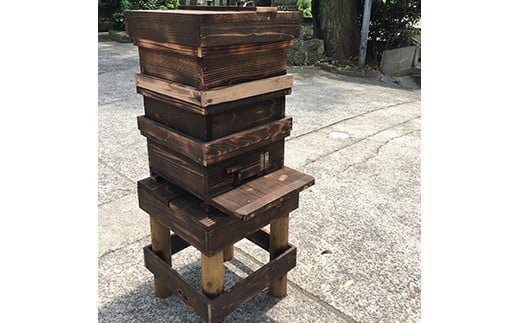 この特製の巣箱で日本ミツバチを飼っています。
