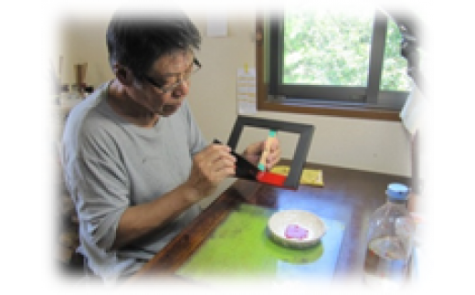 木製フレームに「日野椀」の技法を用いて、一枚一枚丁寧に漆を幾重にも施す北川木工の職人さん