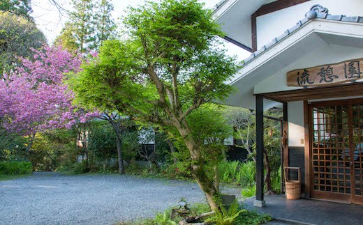 【外観】「流憩園」は、田ノ原川の川沿いにある7室のみの小さな旅館です。