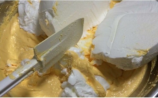 独特な卵白の立て方でメレンゲを作ってバター生地に混ぜ込みます。