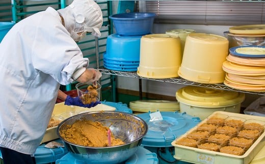 人気の手作り味噌は、北上市の二子地域で育った大豆を使用した安全品質です。