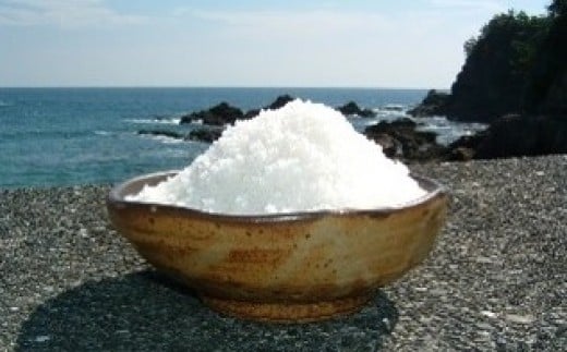 ◆自然豊かな黒潮町で太陽と風の力と生産者の丁寧な作業で生産される天日塩がカツオ本来の風味を引き立てます。