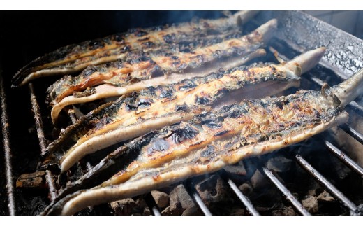 焼き始めはまだ生きているほど新鮮な鰻。まずは白焼きに。