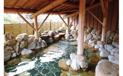 こちらは露天風呂。岩風呂、木風呂それぞれに露天風呂があります。