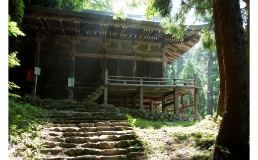 七星庵のある小菅集落の象徴的存在である国の重要文化財「小菅神社奥社本殿」