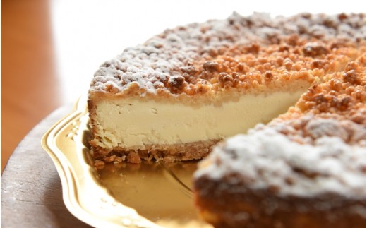 九州産クリームチーズを使用し、上にカソナッド（赤砂糖）を用いたクッキーを散りばめて焼き上げた、人気のタルト・フロマージュです