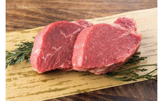 生後およそ2年肥育された国産牛(ホルスタイン牛の雄)は、和牛(黒毛和牛）に比べて赤身が強く、弾力があり、うま味の強い肉です。
