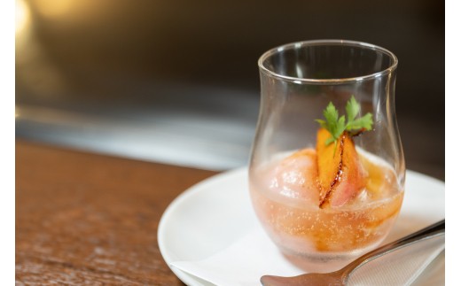 西脇市佐藤さん家の苺（桃薫）のソルベ・・・佐藤果実工房さんの苺（桃薫）を100％使用したソルベに桃とジンジャーエールを流しました