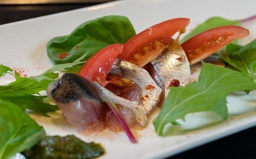冷菜：旬の鮮魚のカルパッチョ・・・新秋刀魚のカルパッチョ　バジルを使用したジェノベーゼソース