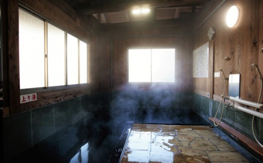 【お風呂】民宿から徒歩で行ける満願寺温泉共同浴場は、源泉かけ流し100%！内湯と川湯の両方が楽しめます。