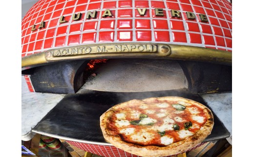 イタリアから輸入した重さ３トンの薪窯で職人が１枚、１枚丁寧に焼き上げたピザを瞬間冷凍。