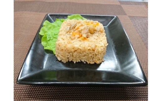 かしわごはん：佐賀県産ありたどりと佐賀県産米を使用して、
鶏肉、ゴボウ、ニンジンなどを混ぜ込んだシンプルな炊き込みごはんです。