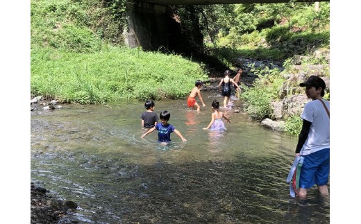 夏は川遊びも人気です！オプションで五右衛門風呂も体験できます。
