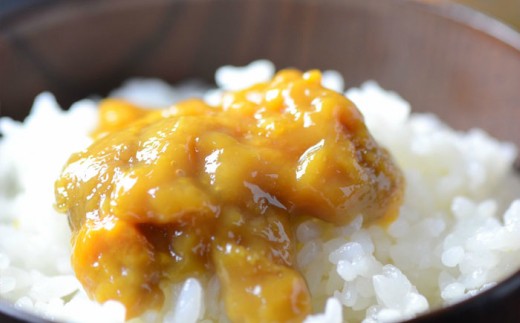 味のいい時期の新鮮なキタムラサキウニと塩だけで仕上げた「甘塩うに」