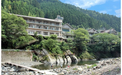 清流勝浦川を望む月ヶ谷温泉月の宿
