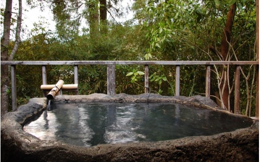三つある貸切風呂の一つで、巨石をくりぬいて作られた「蛍の湯」。宿泊者は無料でご利用可能です