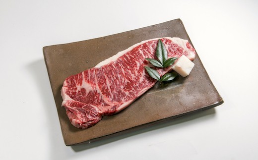 高原黒牛 ロースステーキ：赤身の肉々しさと脂の甘みが共存した逸品